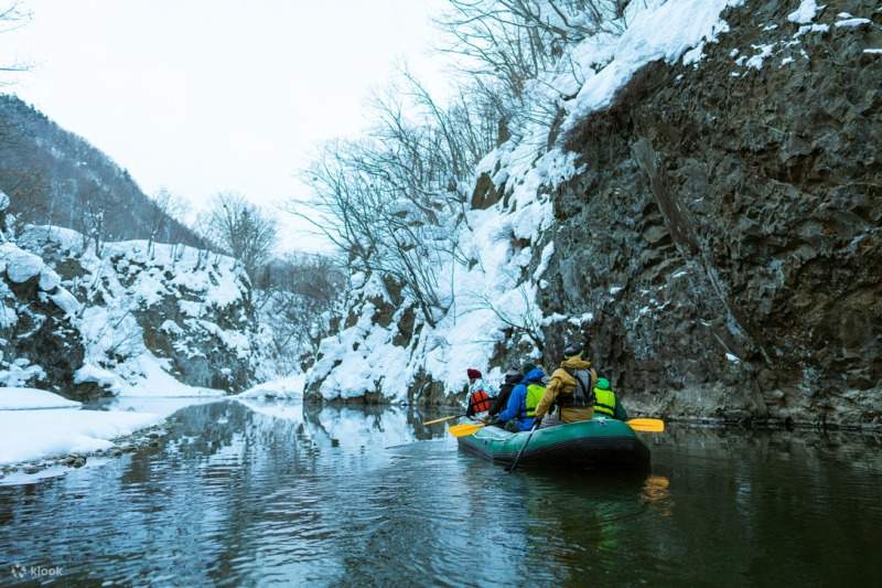 [Hokkaido, Sapporo, Jozankei] River rafting while viewing the snowy ...